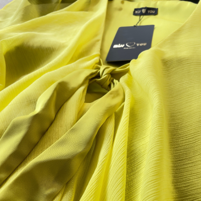 Vestido amarelo com nó na frente e etiqueta mku YOU