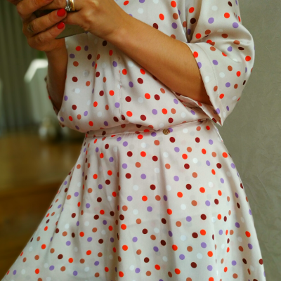 vestido branco com bolinhas coloridas