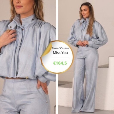 Conjunto azul claro de blusa ou casaco e calças largas num ambiente interior neutro