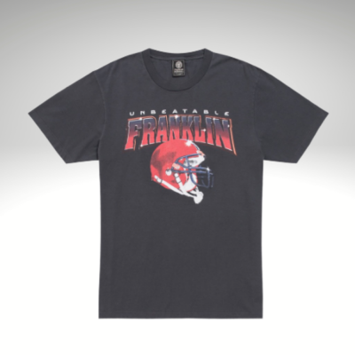 T-shirt preta com estampado de capacete vermelho de futebol americano e texto 'UNBEATABLE FRANKLIN'