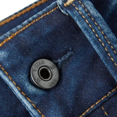 Botão preto em tecido de ganga azul escuro com costuras amarelas