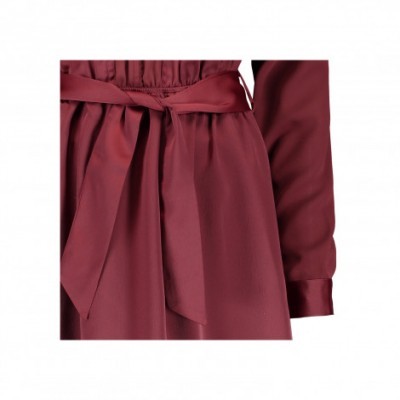 Vestido vermelho vinho com cinto na cintura e mangas compridas
