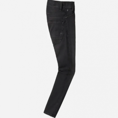 Calças de ganga pretas estreitas com bolsos e cinto em fundo cinza claro