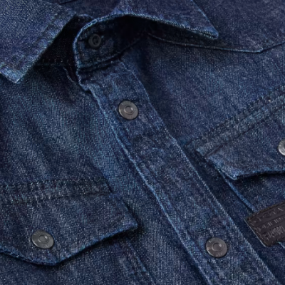 Camisa de ganga azul escura com botões e bolsos