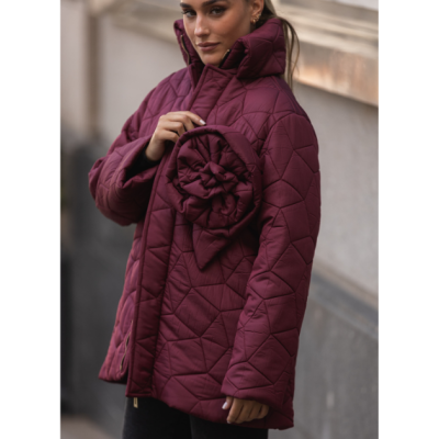 Casaco acolchoado vinho com capuz e adereço floral
