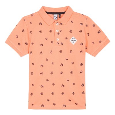 Polo cor de pêssego com pequenos desenhos pretos e etiqueta branca no peito