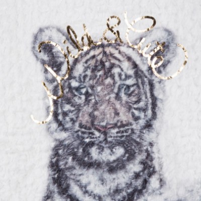 Tecido branco felpudo com estampado de tigre cinza e texto dourado 'Full & Lite'