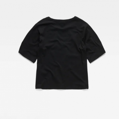 T-shirt preta de manga curta em fundo branco