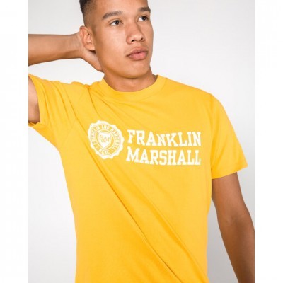 Camiseta amarela Franklin Marshall com estampa branca vestida por homem