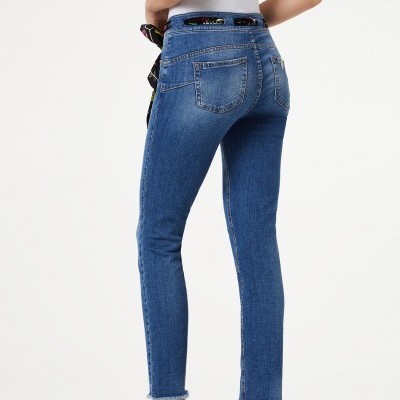 Calças de ganga azul com corte justo vistas de trás