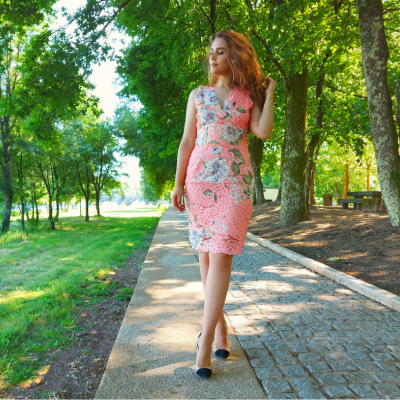 Mulher a usar vestido justo rosa com flores em passeio ao ar livre