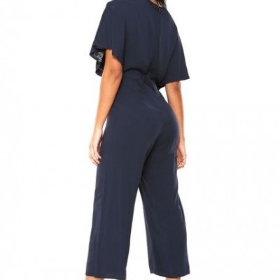 Macacão feminino azul escuro com sandálias de salto