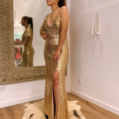 Vestido de festa longo dourado com brilho e fenda frontal