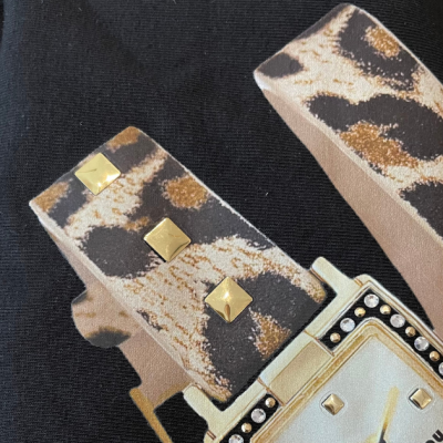 Pulseira de relógio com padrão animal print e tachas douradas