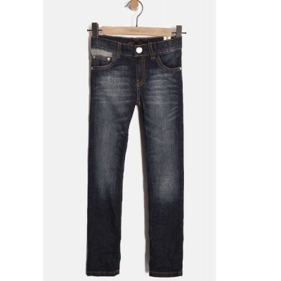 Calças de ganga azul escuro para criança num cabide