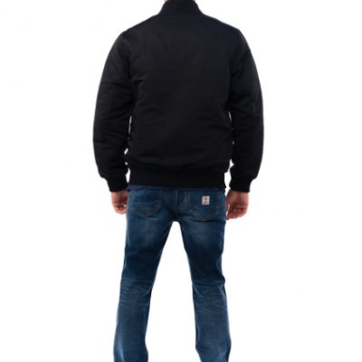 Homem de costas veste casaco preto, jeans azuis e sapatilhas brancas em fundo branco