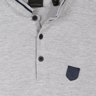 Polo cinzento claro com botões pretos e emblema RECKARO