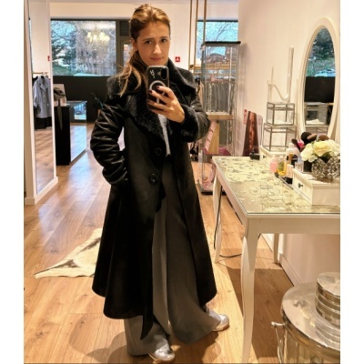 Casaco comprido preto com gola de pelo e botões grandes