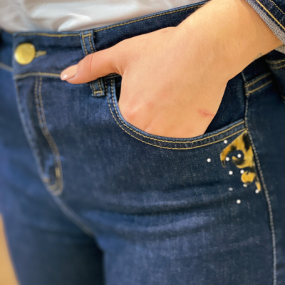 Calças de ganga azul escuro com detalhe animal print no bolso