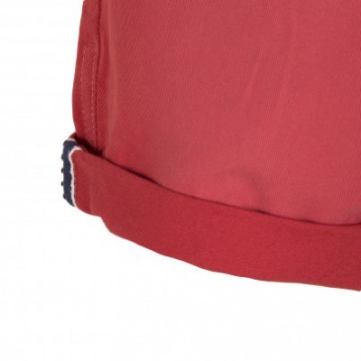 Parte inferior de roupa vermelha com bainha e padrão listrado