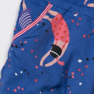 Detalhe de tecido azul com padrão de nadadores e pequenos quadrados coloridos