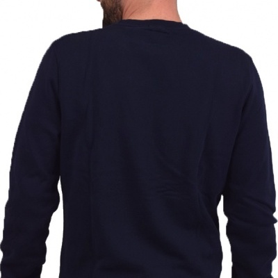 Casaco azul escuro visto de costas num modelo masculino