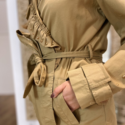 Casaco bege com cinto, bolso e detalhe franzido com tachas douradas