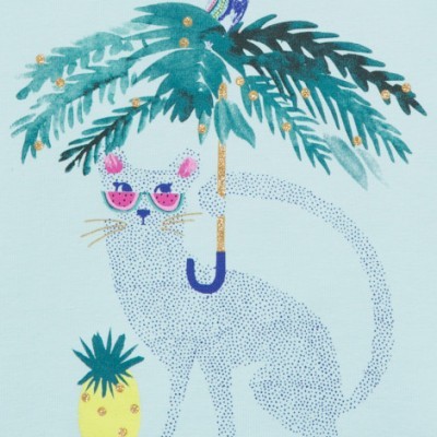 Ilustração de gato com guarda-chuva de folhas e abacaxi num fundo azul claro