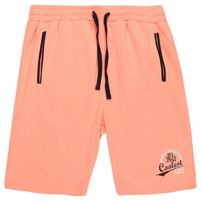 Calções cor de salmão com cordão e bolsos pretos, estampado branco e preto no lado direito.