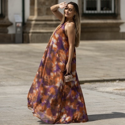 Vestido comprido fluído com padrão abstrato laranja, roxo e branco
