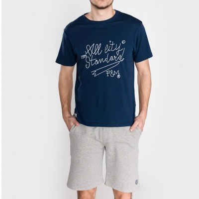 Homem com t-shirt azul escura e calções cinza claro