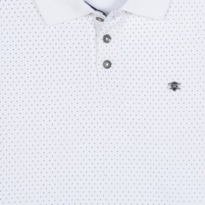 Polo branco com pequenos pontos pretos e botão cinzento