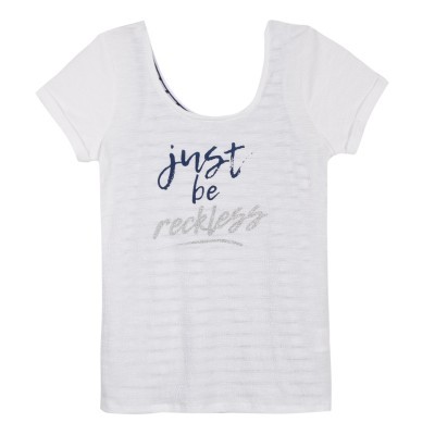 T-shirt branca de manga curta com texto em azul e cinzento