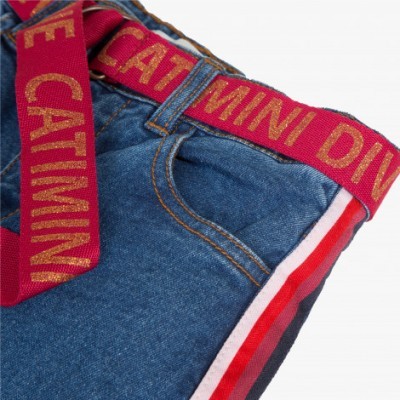 Calças de ganga azuis com faixa lateral colorida e cinto vermelho com letras douradas