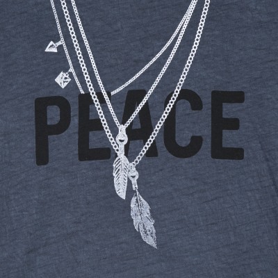 T-shirt azul escuro com colares desenhados e texto PEACE