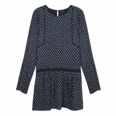 Vestido azul escuro com padrão de losangos brancos e mangas compridas