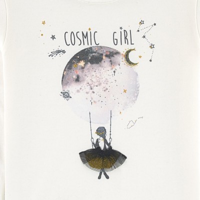 T-shirt branca com estampa cósmica de menina a balançar e texto COSMIC GIRL