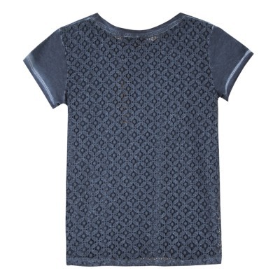 T-shirt feminina azul escura com padrão de losangos e mangas lisas