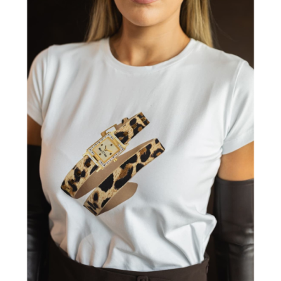 Pessoa com t-shirt branca e estampa de relógio animal print