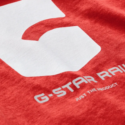 Tecido vermelho com logótipo e texto branco G-STAR RAW