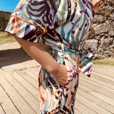 Roupa colorida com padrão abstrato e bolso lateral