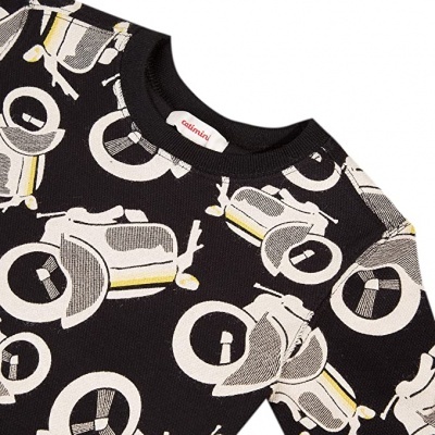 Camisola preta com padrão de scooters em branco e amarelo e etiqueta 'cattimini'