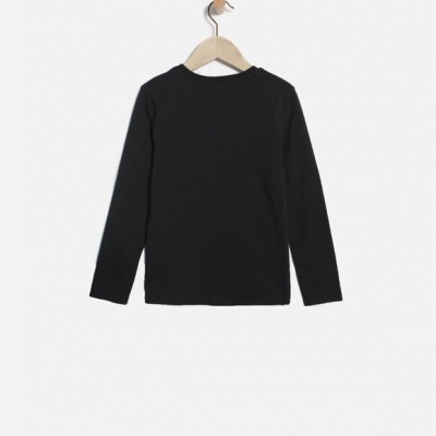 Camisola preta de manga comprida pendurada num cabide