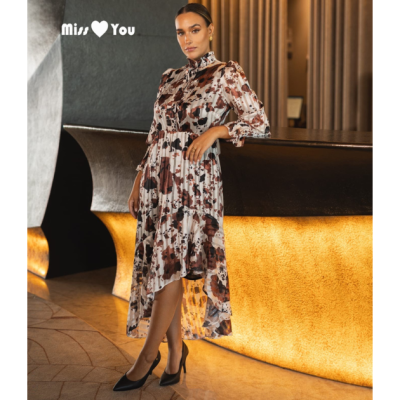 Vestido comprido estampado em tons castanhos e pretos em modelo feminina