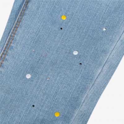 Detalhe de tecido de ganga com botões coloridos