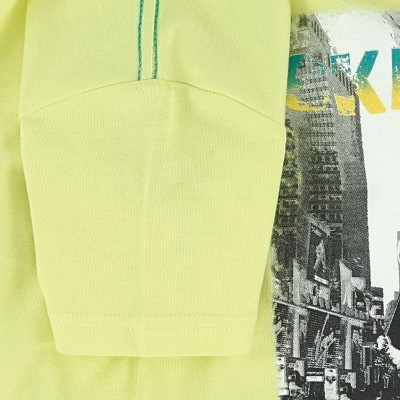 Punho de camisola amarela com costura verde e estampa urbana preta e amarelo em fundo branco