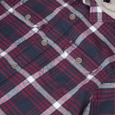 Camisa xadrez vermelha, branca e cinzenta com botões cinzentos