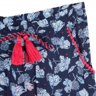 Calções com padrão de flores brancas e detalhes vermelhos