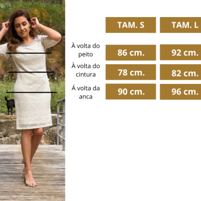 Mulher com vestido branco rendado e tabela de medidas para tamanhos S e L