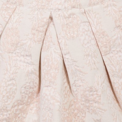 Tecido branco com padrão de abacaxis rosa texturizado com pregas